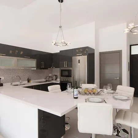 Modern 3 Bedroom Jaccuzi וילה *