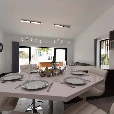 וילה Modern 3 Bedroom Jaccuzi *