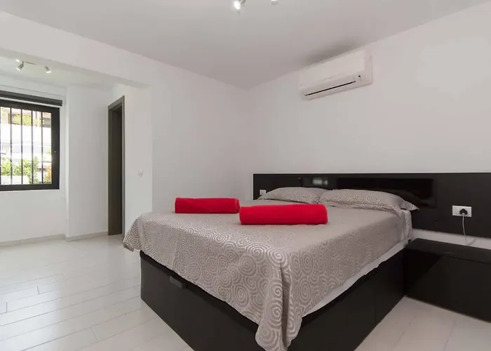 Modern 3 Bedroom Jaccuzi * Playa Feñabe