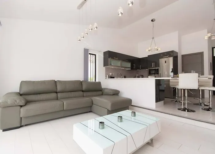 Modern 3 Bedroom Jaccuzi Villa *