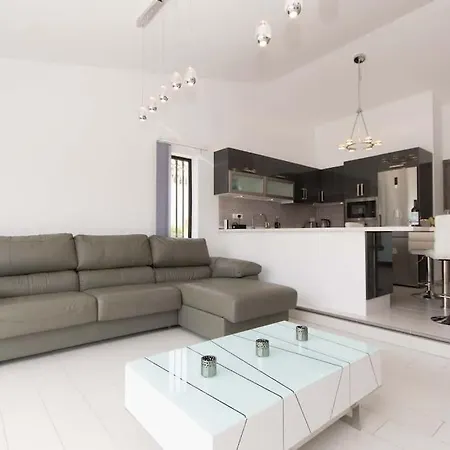 Canaria Modern 3 Bedroom Jaccuzi *