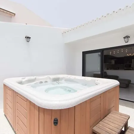 Canaria Modern 3 Bedroom Jaccuzi Вилла *