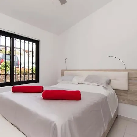 Canaria Modern 3 Bedroom Jaccuzi Вилла