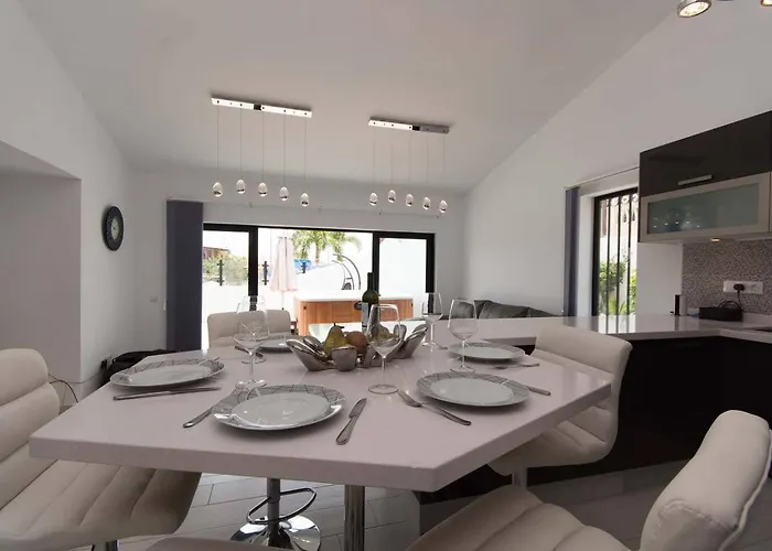 Βίλα Modern 3 Bedroom Jaccuzi *