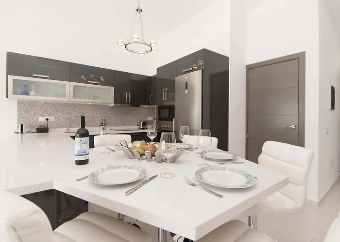 Modern 3 Bedroom Jaccuzi Playa Feñabe