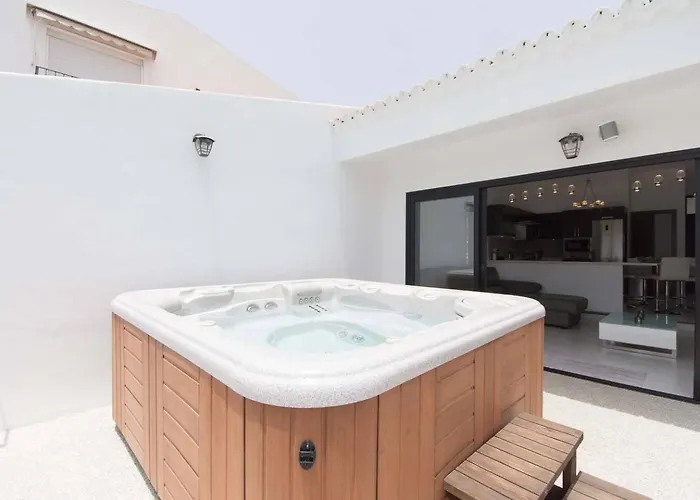 Modern 3 Bedroom Jaccuzi *