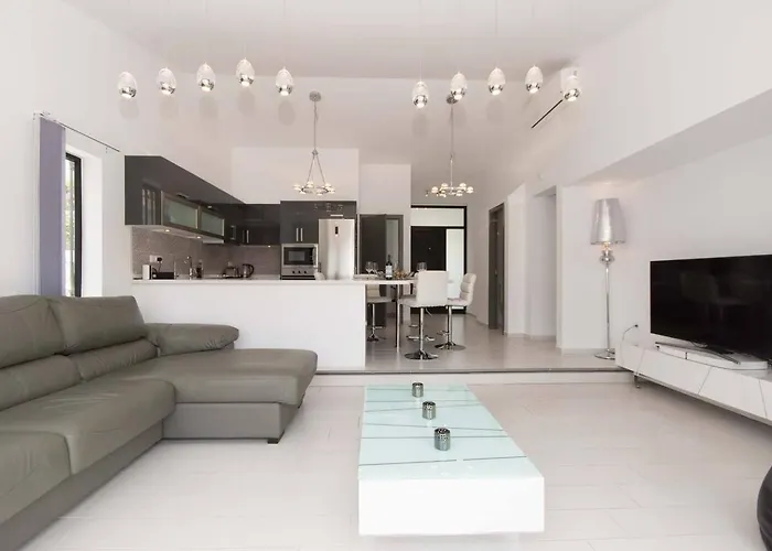 Willa Modern 3 Bedroom Jaccuzi Playa Feñabe