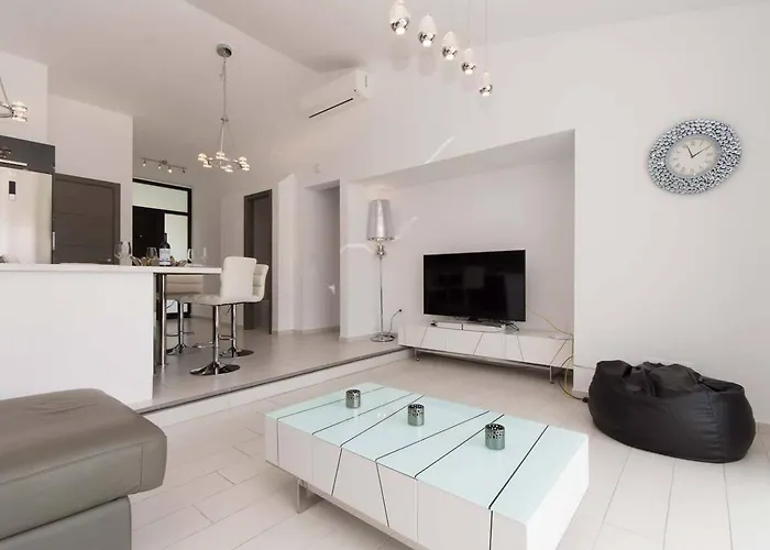 Modern 3 Bedroom Jaccuzi Willa Playa Feñabe